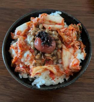 あきたこまちご飯にキムチ納豆とかつお梅 あきたこまちご飯にキムチ納豆とかつお梅 茶碗飯,かつお梅,朝ご飯の写真素材