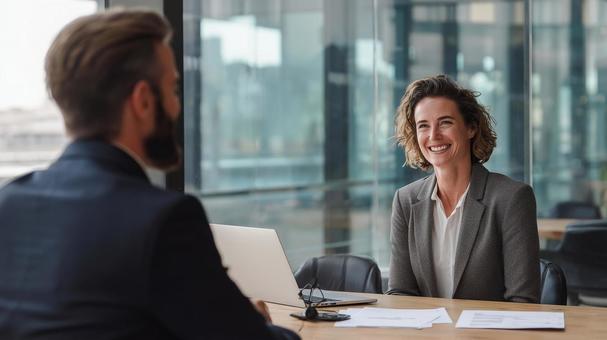 オフィスで行われる就職面接の風景の写真