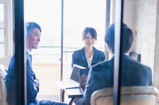 会議をするビジネスパーソン 会議をするビジネスパーソンの写真