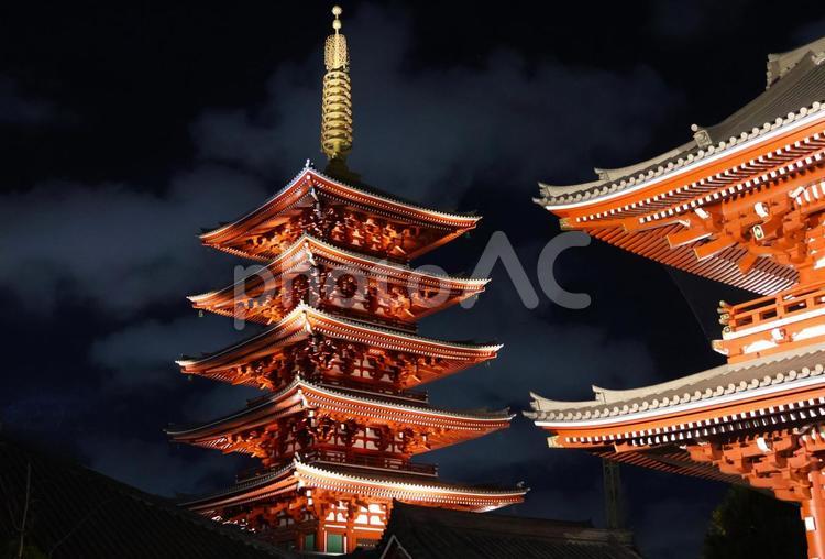 ８月上旬の浅草浅草寺の夜の伽藍 背景,浅草寺,寺の写真素材