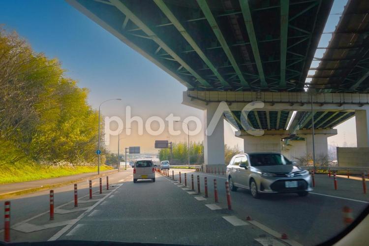 高速の下を行く① 高速道路,ハイウエイ,下の写真素材