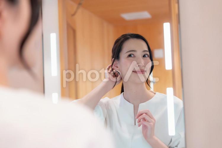 鏡の前で準備をする女性 かわいい,エイジングケア,肌ケアの写真素材