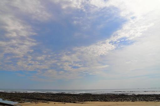 白浜の海　雲の多い空　太陽 海,海岸,岩の写真素材