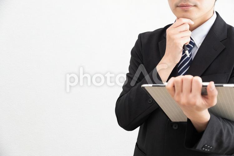 資料を見て考えるビジネスマン 資料,書類,バインダーの写真素材