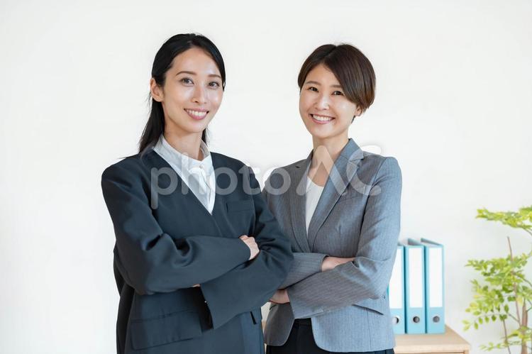 白背景のスーツを着た女性二人 ビジネス,ol,キャリアウーマンの写真素材
