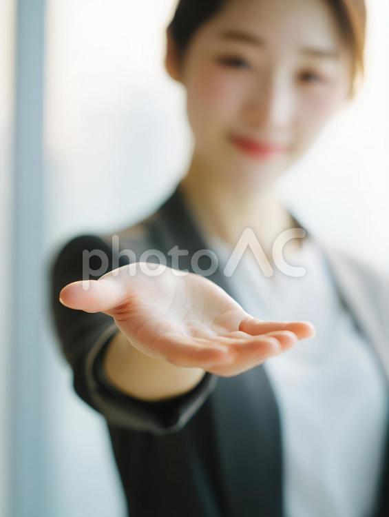 手のひらを差し出すビジネスウーマン 女性,ビジネス,手の写真素材