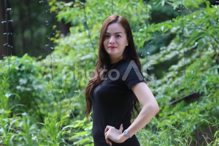 美人女性　森の中で散歩s_012 philippines,リラックス,休日の写真素材