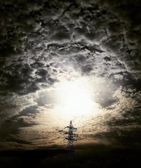 鉄塔を囲む雲 鉄塔を囲む雲の写真