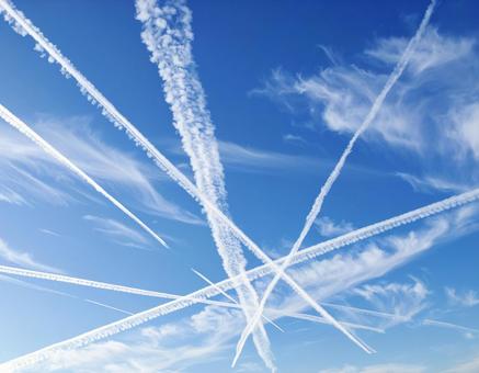 交差する飛行機雲の空 交差する飛行機雲の空の写真