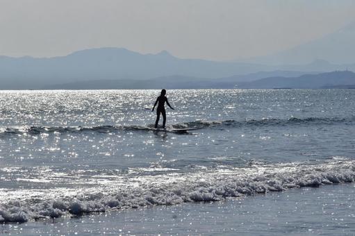 キラキラとサーファー キラキラとサーファー 湘南,海,鵠沼海岸の写真素材