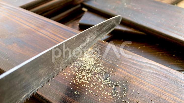 ノコギリで木材を切断中 ノコギリ,木材,切断の写真素材