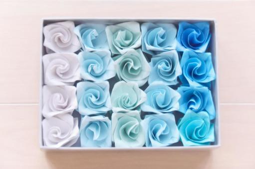 箱に並んだブルー系グラデーションの紙薔薇 箱に並んだブルー系グラデーションの紙薔薇 折り紙,薔薇,バラの写真素材
