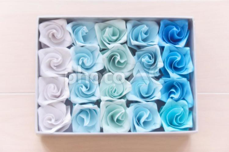 箱に並んだブルー系グラデーションの紙薔薇 折り紙,薔薇,バラの写真素材