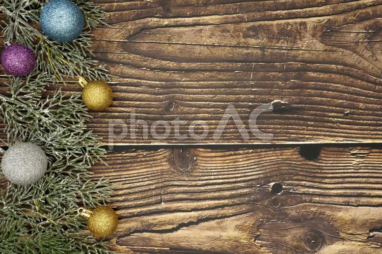 クリスマスオーナメントのフレーム クリスマス,クリスマスオーナメント,松ぼっくりの写真素材