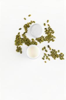カボチャの種と蓋の開いたクリームジャー カボチャの種と蓋の開いたクリームジャー モックアップ,物撮り,化粧品の写真素材