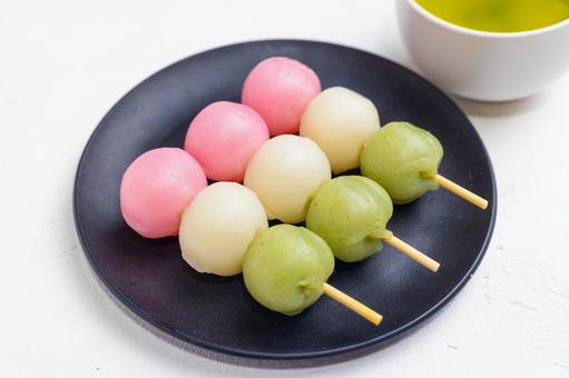 三色だんごとお茶1 だんご,三色団子,和菓子の写真素材