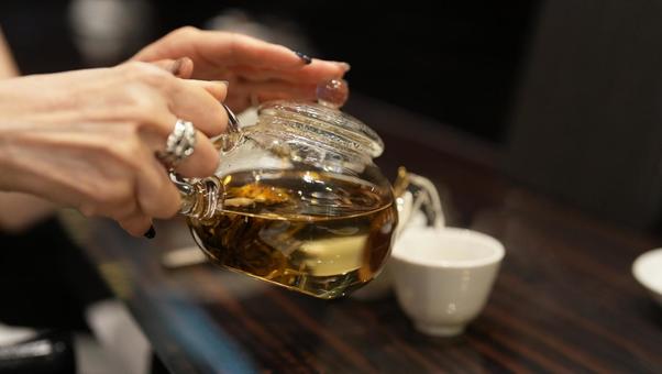 お茶を注ぐ女性の手 お茶を注ぐ女性の手の写真