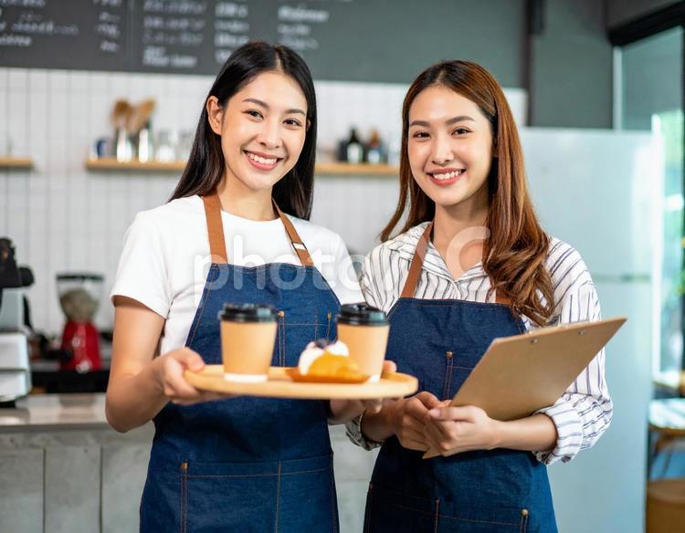 笑顔で迎えるカフェ店員 カフェ,女性,バリスタの写真素材