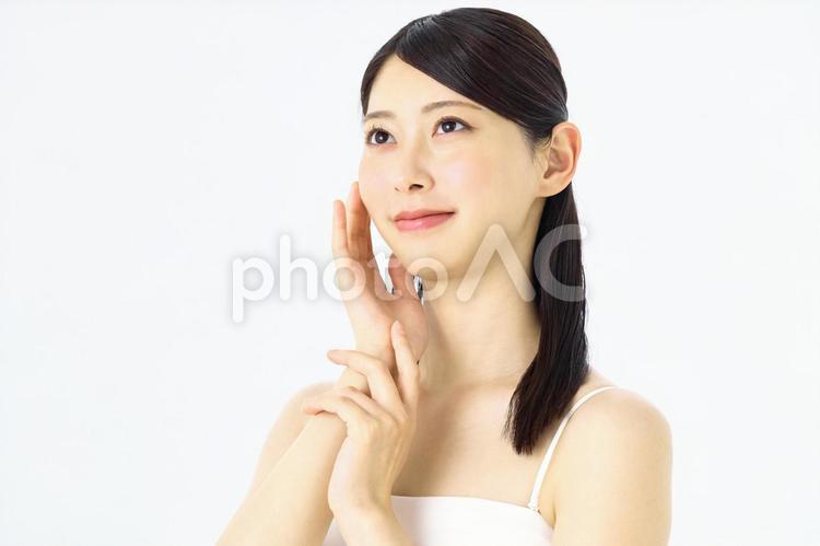 スキンケア　肌のうるおい　若い女性 ビューティー,女性,スキンケアの写真素材