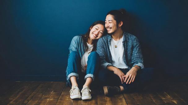 室内で寄り添うカップル 室内で寄り添うカップルの写真