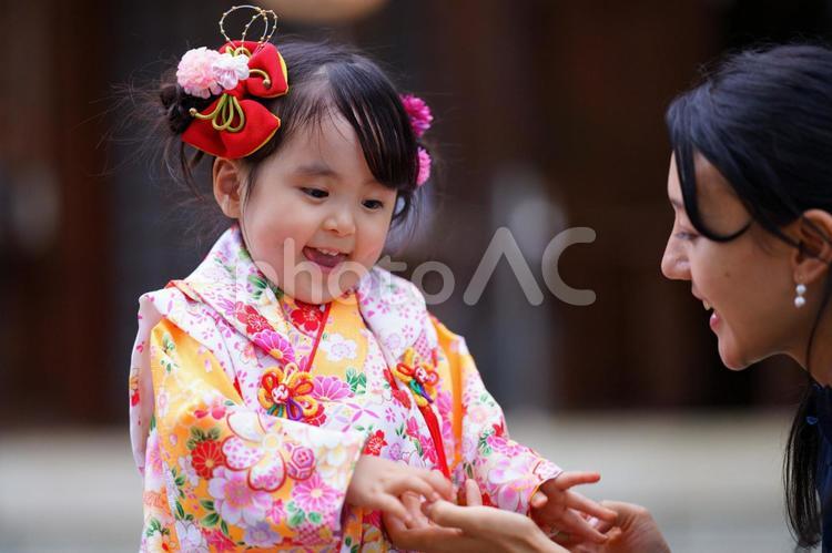 母と子の笑顔が輝く七五三のひととき 七五三,お参り,七五三参りの写真素材