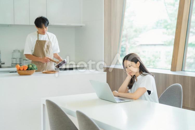 家事をする男性と怒る女性 ストレス,無職,専業主夫の写真素材