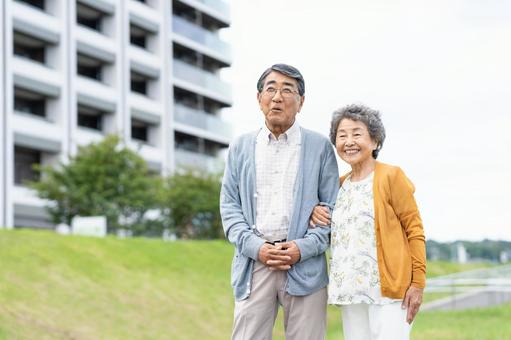 散歩するシニアの夫婦 散歩するシニアの夫婦 シニア,夫婦,セカンドライフの写真素材