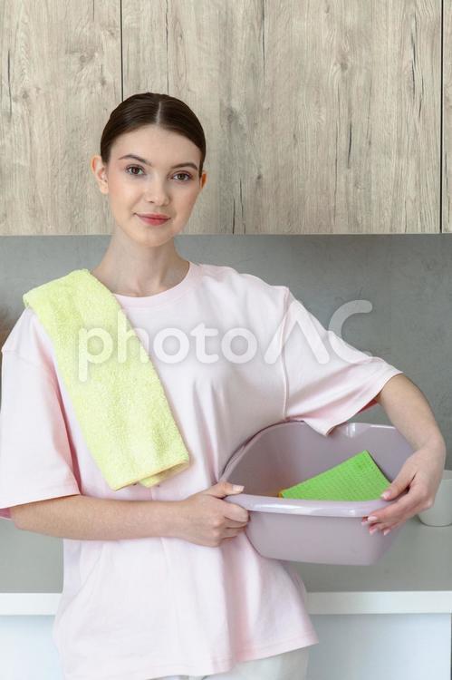 たらいを持ってカメラ目線の女性 女性,人物,話すの写真素材