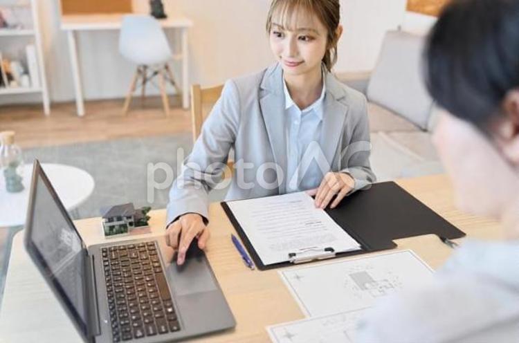不動産の案内をする女性営業 不動産,女性,営業の写真素材