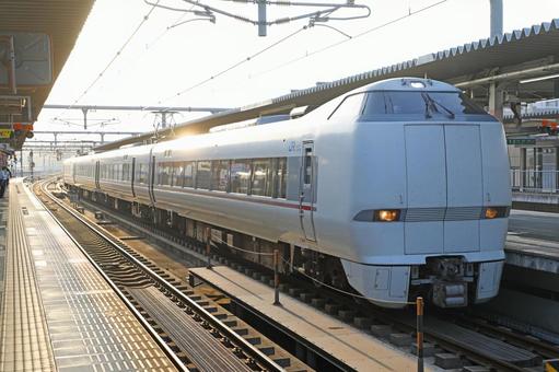 福知山駅に停車するこうのとり号 福知山駅に停車するこうのとり号の写真