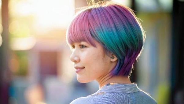 ショートヘアの女性の写真
