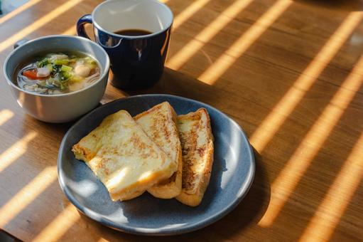 スープとフレンチトースト スープとフレンチトースト フレンチトースト,朝食,コーヒーの写真素材