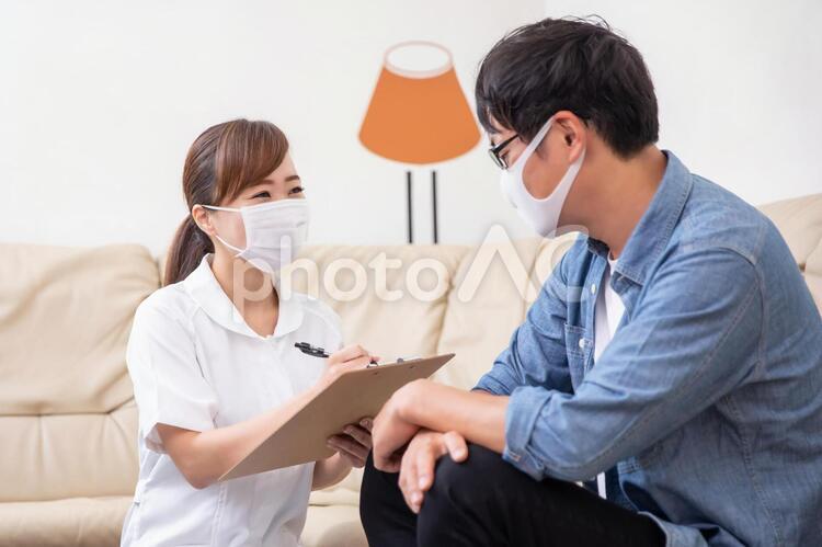 問診票に記入する看護師と患者 ナース,診察,カウンセリングの写真素材