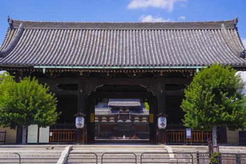 世界遺産 東寺の南大門と夏空 世界遺産 東寺の南大門と夏空の写真