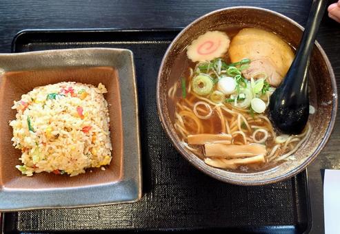 ラーメンとチャーハン ラーメンとチャーハンの写真