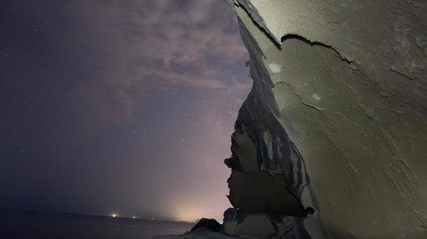 天空にそびえる静寂の岩峰 天空にそびえる静寂の岩峰 岩場,そびえる,星空の写真素材