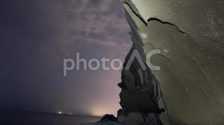 天空にそびえる静寂の岩峰 岩場,そびえる,星空の写真素材