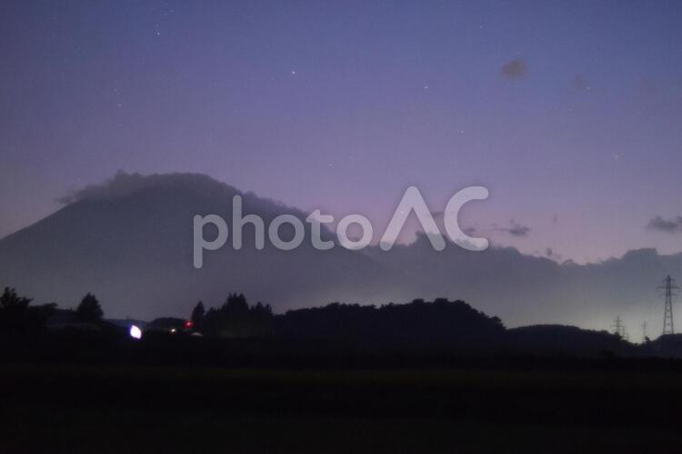 岩手山の星空2 岩手山,秋,星空の写真素材