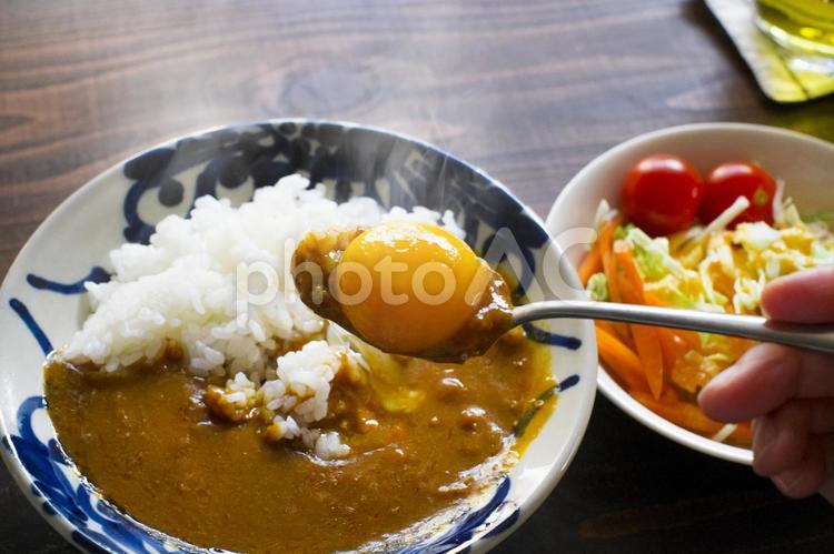 カレーライス生卵乗せとサラダ カレー,カレーライス,サラダの写真素材