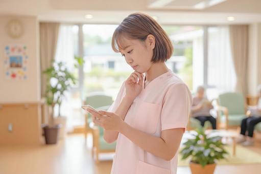 考えるケアスタッフ 考えるケアスタッフ 考える,悩む,迷うの写真素材
