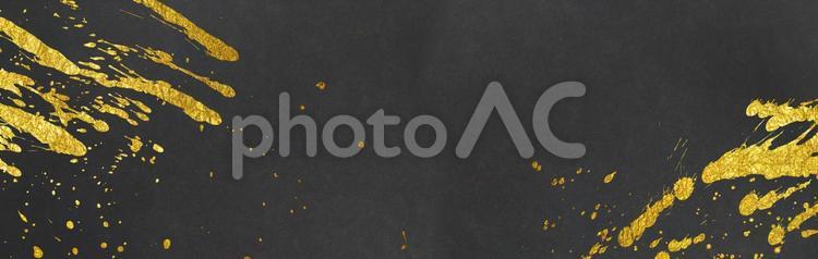 黒の和紙に金色の飛沫がある和風背景素材 和風,黒,金の写真素材