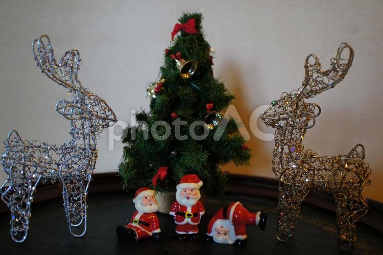クリスマスツリーとトナカイとサンタ クリスマスツリー,サンタクロース,トナカイの写真素材