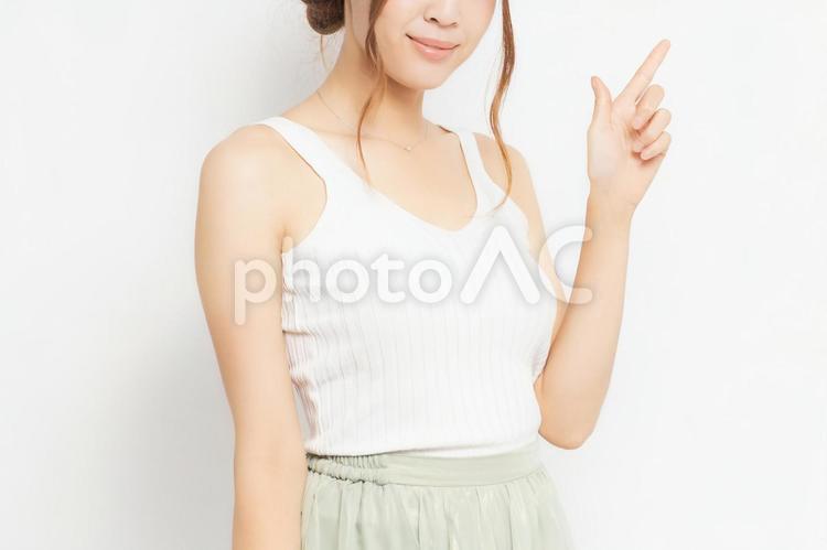 ビジネスのポイントを指し示す若い女性 女性,ビジネス,背景の写真素材