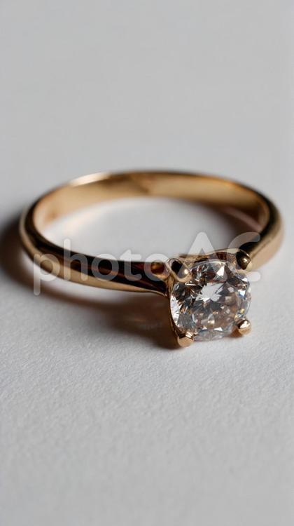 ダイヤの嵌まった金色の指輪 指輪,婚約指輪,ダイヤモンドの写真素材