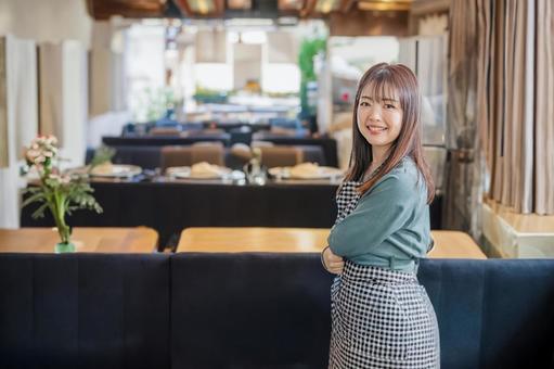 お洒落な店と女性 オーナー,レストラン,飲食店の写真素材