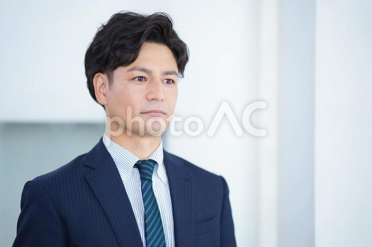 スーツを着た塾講師 塾,人物,男性の写真素材