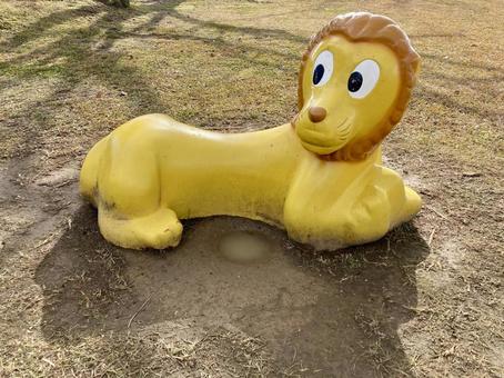 公園のライオン 公園のライオン 公園,ライオン,雨上がりの写真素材