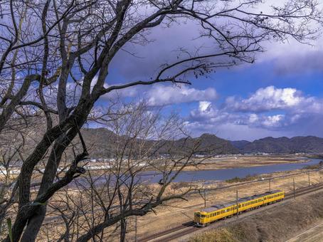 山陽本線 黄色い普通電車 吉井川 山陽本線 黄色い普通電車 吉井川 山陽本線,黄色い電車,熊山駅の写真素材