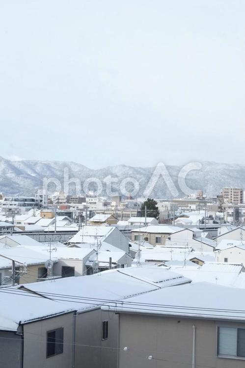 雪に包まれた住宅街と山 雪,冬,住宅街の写真素材