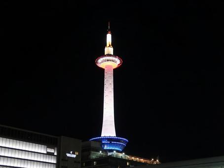 夜の京都タワー 夜の京都タワー 京都タワー,夜,タワーの写真素材